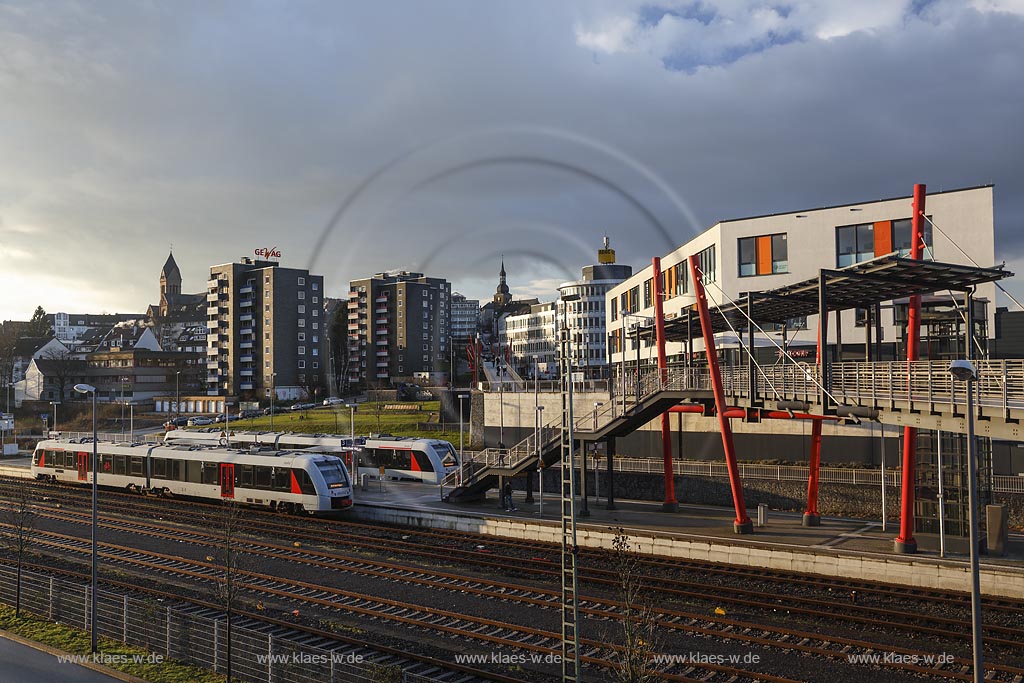 Remscheid Blick ueber den Haufbahnhof mit Abellio Dieseltriebzuge des Typs CORDIA Lint 41 und Nordsteg, Bruecke; Remscheid view over central railway station.