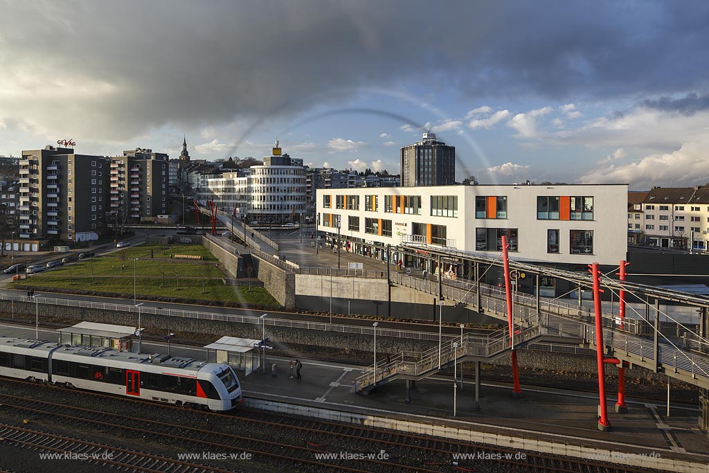 Remscheid Blick ueber den Haufbahnhof mit Abellio Dieseltriebzuge des Typs CORDIA Lint 41 und Nordsteg, Bruecke; Remscheid view over central railway station.