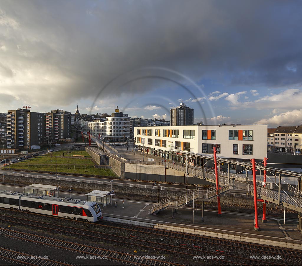 Remscheid Blick ueber den Haufbahnhof mit Abellio Dieseltriebzuge des Typs CORDIA Lint 41 und Nordsteg, Bruecke; Remscheid view over central railway station.