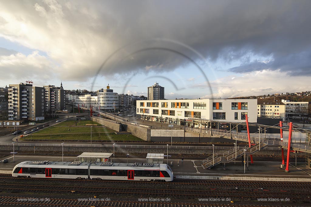 Remscheid Blick ueber den Haufbahnhof mit Abellio Dieseltriebzuge des Typs CORDIA Lint 41 und Nordsteg, Bruecke; Remscheid view over central railway station.