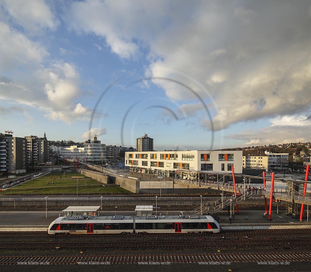 Remscheid Blick ueber den Haufbahnhof mit Abellio Dieseltriebzuge des Typs CORDIA Lint 41 und Nordsteg, Bruecke; Remscheid view over central railway station.