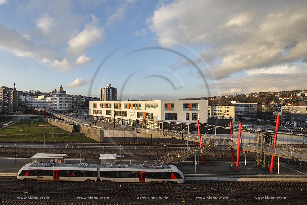 Remscheid Blick ueber den Haufbahnhof mit Abellio Dieseltriebzuge des Typs CORDIA Lint 41 und Nordsteg, Bruecke; Remscheid view over central railway station.
