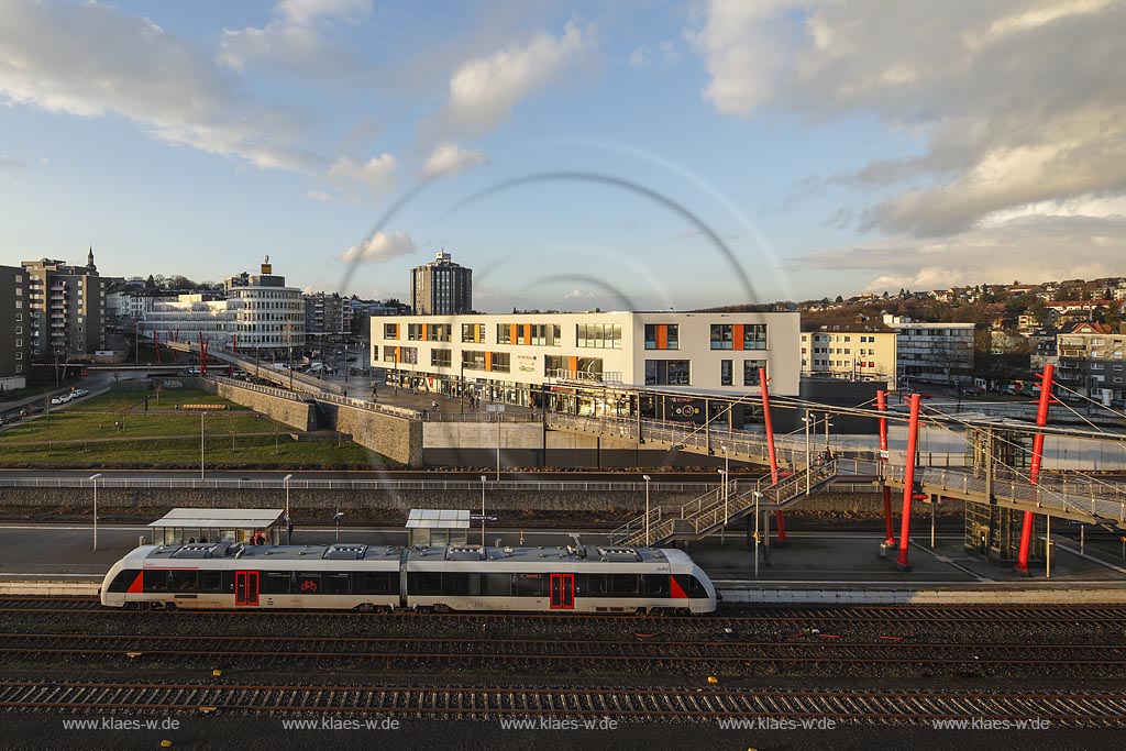 Remscheid Blick ueber den Haufbahnhof mit Abellio Dieseltriebzuge des Typs CORDIA Lint 41 und Nordsteg, Bruecke; Remscheid view over central railway station.
