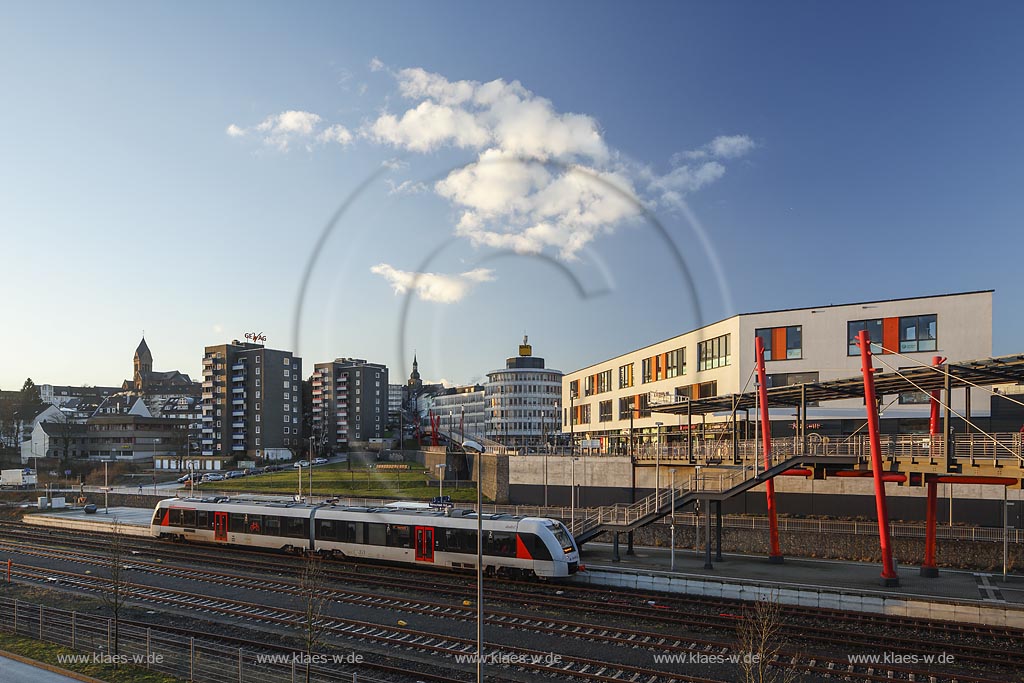 Remscheid Blick ueber den Haufbahnhof mit Abellio Dieseltriebzuge des Typs CORDIA Lint 41 und Nordsteg, Bruecke; Remscheid view over central railway station.