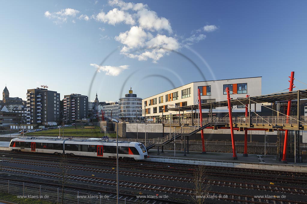 Remscheid Blick ueber den Haufbahnhof mit Abellio Dieseltriebzuge des Typs CORDIA Lint 41 und Nordsteg, Bruecke; Remscheid view over central railway station.
