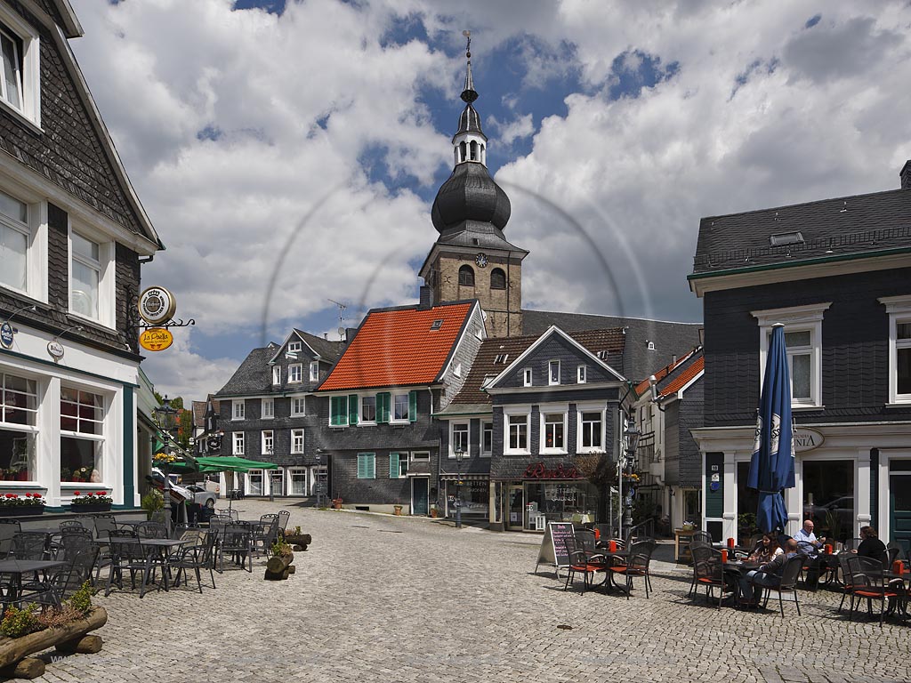 Remscheid Lennep, Alter Markt mit evangelischer Stadtkirche; Remscheid Lennep, Alter Markt with evangelic church Stadtkirche.