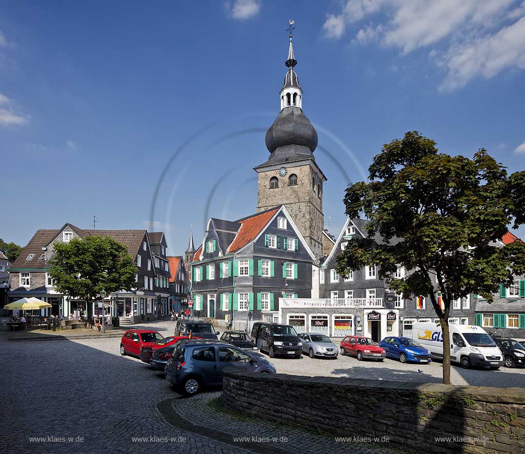 Remscheid Lennep Markt mit Schieferhauesern und dem maechtigen Turm der evangelischen Stadtkirche mit barocker Turmhaube, dem sogenannten Zwiebelturm; Remscheid Lennep urban center with evangelic town church with baroque tower roof hood