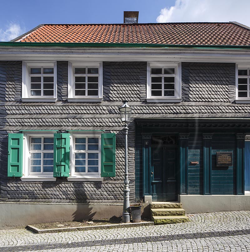 Remscheid Lennep, Altstadt, Roentgen-Geburtshaus, Baujahr: Anfang 19. Jahrhundert, mit Satteldach und profiliertem Traufgesims, die Gedenktafel neben dem Eingang erinnert an Wilhelm Conrad Roentgen; Remscheid Lennep, old town, birthplace Roentgen-Geburtshaus.