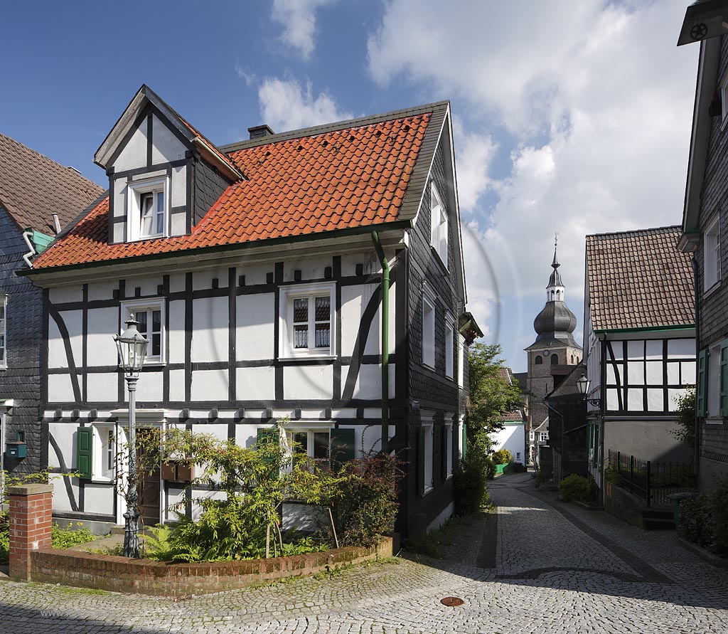Remscheid Lennep, Altstadt, Fachwerkhaus mit evangelischer Stadtkirche im Hintergrund; Remscheid Lennep, old town, frame house with the evangelic church Stadtkirche in the background.