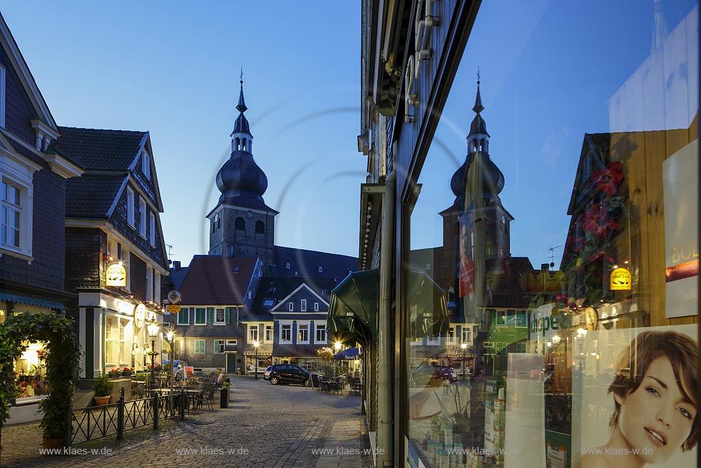 Remscheid Lennep, Altstadt mit Stadtkirche und Spiegelbild im Schaufenster zur blauen Stunde; Remscheid Lennep, old town with mirror image in shop window at blue hour.