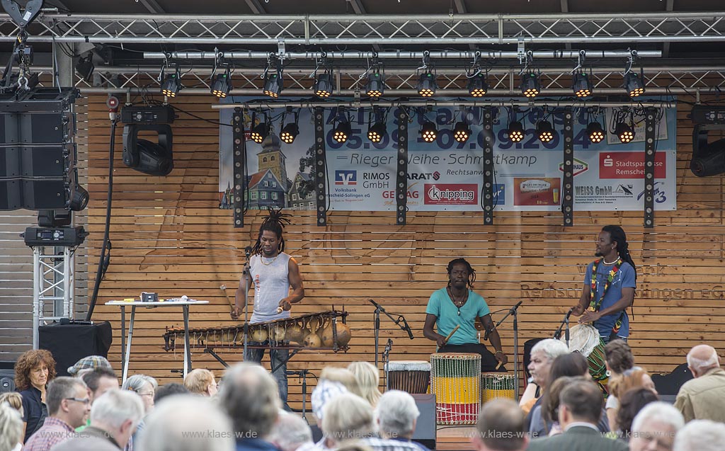 Remscheid Lennep, Altstadtfest, Marktbuehne mit afrikanischer Trommelgruppe; Remscheid Lennep, old town festival, stage at the market with African drum band.