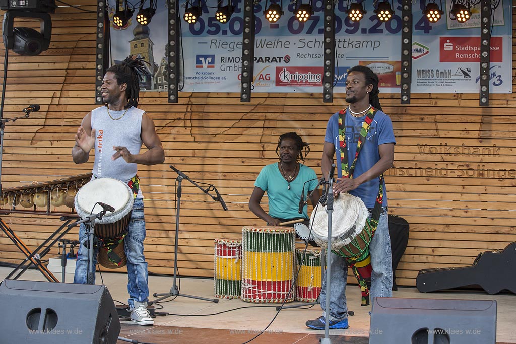 Remscheid Lennep, Altstadtfest, Marktbuehne mit afrikanischer Trommelgruppe; Remscheid Lennep, old town festival, stage at the market with African drum band.