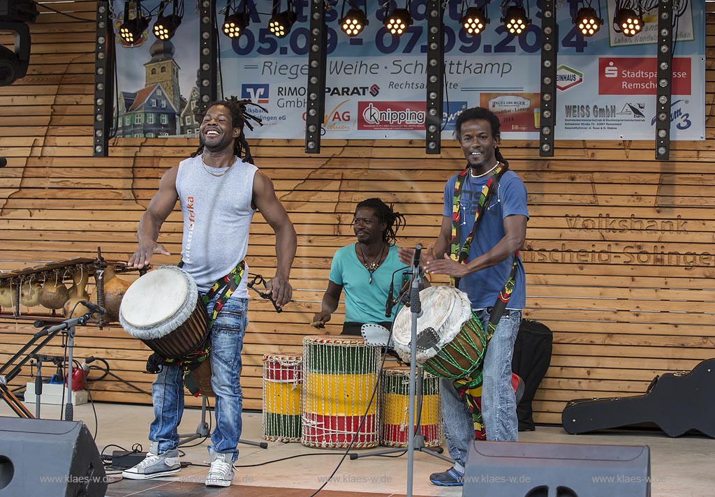 Remscheid Lennep, Altstadtfest, Marktbuehne mit afrikanischer Trommelgruppe; Remscheid Lennep, old town festival, stage at the market with African drum band.