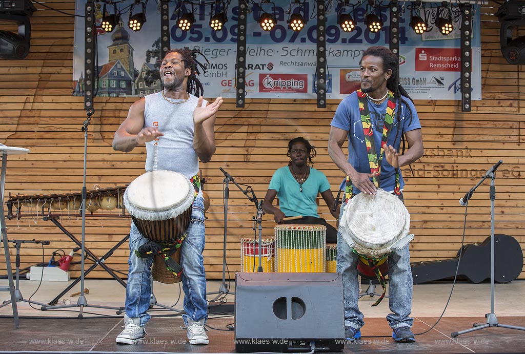 Remscheid Lennep, Altstadtfest, Marktbuehne mit afrikanischer Trommelgruppe; Remscheid Lennep, old town festival, stage at the market with African drum band.