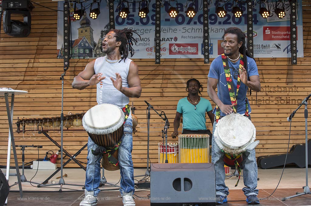 Remscheid Lennep, Altstadtfest, Marktbuehne mit afrikanischer Trommelgruppe; Remscheid Lennep, old town festival, stage at the market with African drum band.