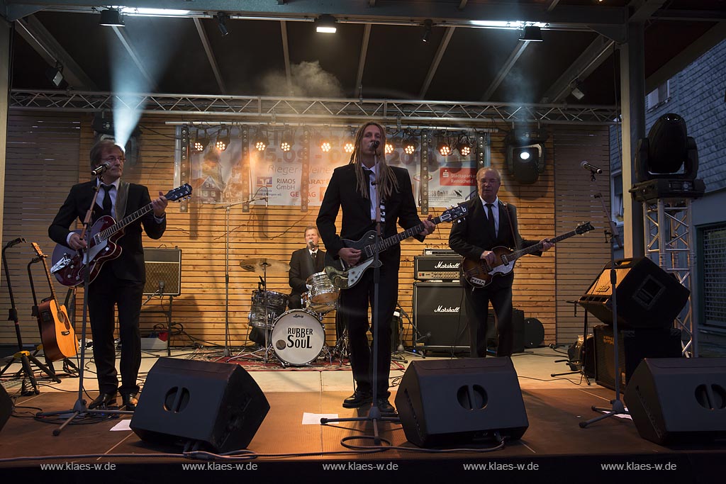 Remscheid Lennep, Altstadtfest, Marktbuehne mit "Rubber Soul"; Remscheid Lennep, old town festival, stage at the market with "Rubber Soul".