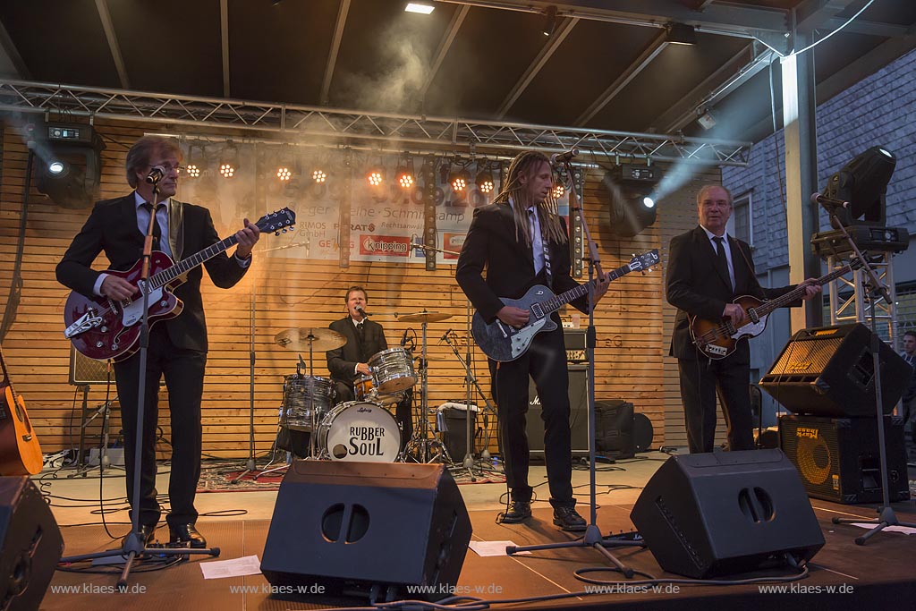 Remscheid Lennep, Altstadtfest, Marktbuehne mit "Rubber Soul"; Remscheid Lennep, old town festival, stage at the market with "Rubber Soul".