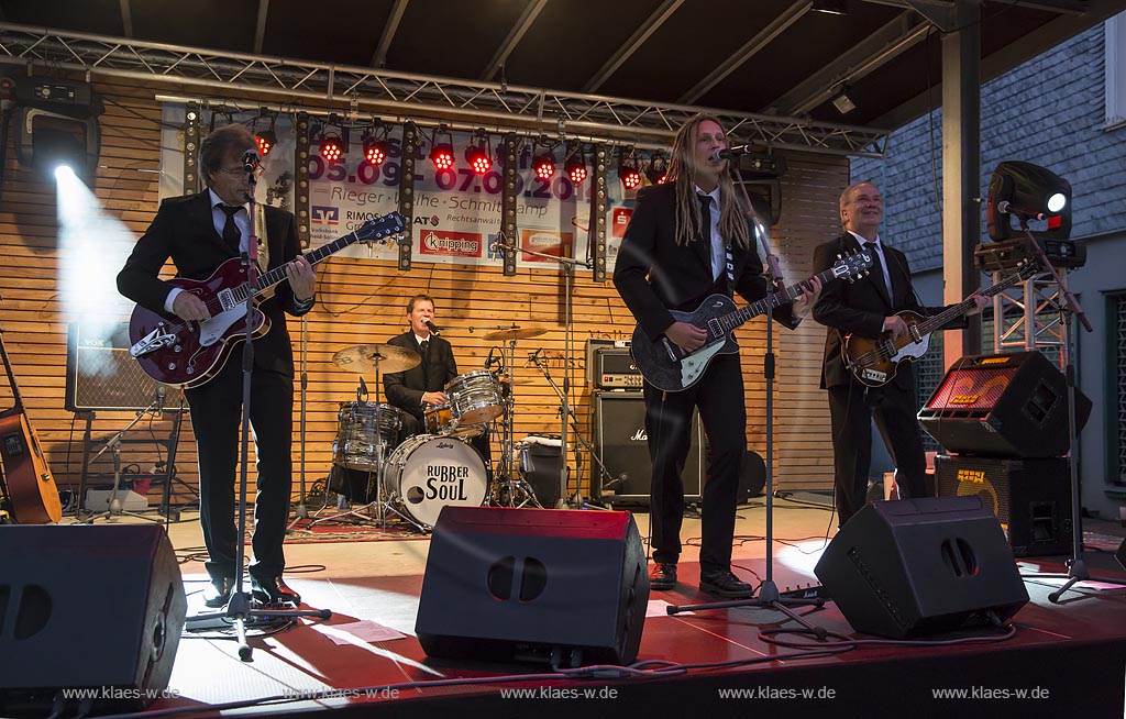 Remscheid Lennep, Altstadtfest, Marktbuehne mit "Rubber Soul"; Remscheid Lennep, old town festival, stage at the market with "Rubber Soul".