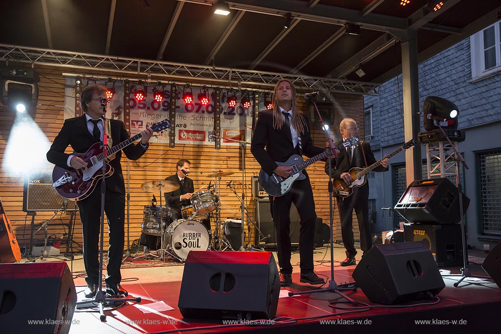 Remscheid Lennep, Altstadtfest, Marktbuehne mit "Rubber Soul"; Remscheid Lennep, old town festival, stage at the market with "Rubber Soul".