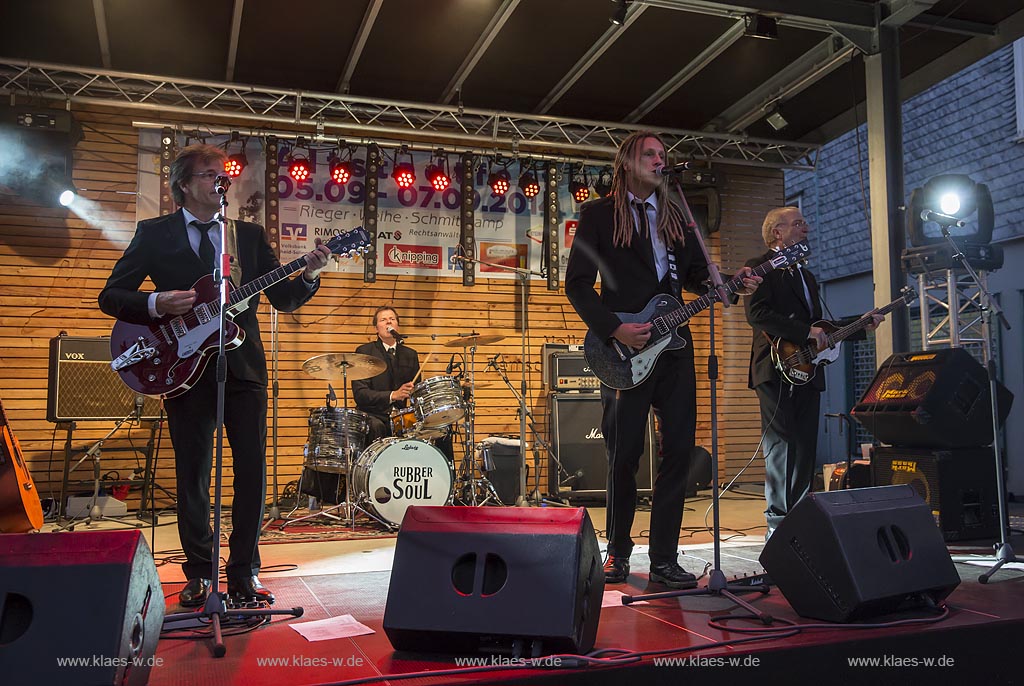 Remscheid Lennep, Altstadtfest, Marktbuehne mit "Rubber Soul"; Remscheid Lennep, old town festival, stage at the market with "Rubber Soul".