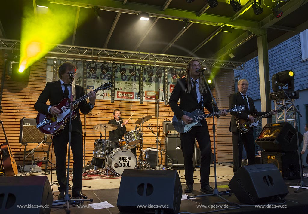 Remscheid Lennep, Altstadtfest, Marktbuehne mit "Rubber Soul"; Remscheid Lennep, old town festival, stage at the market with "Rubber Soul".