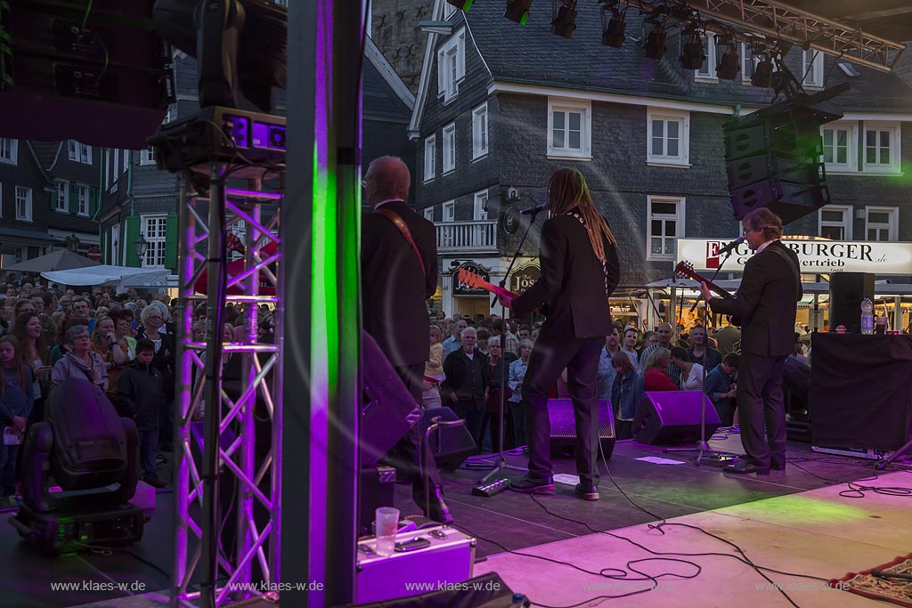 Remscheid Lennep, Altstadtfest, Marktbuehne mit "Rubber Soul"; Remscheid Lennep, old town festival, stage at the market with "Rubber Soul".