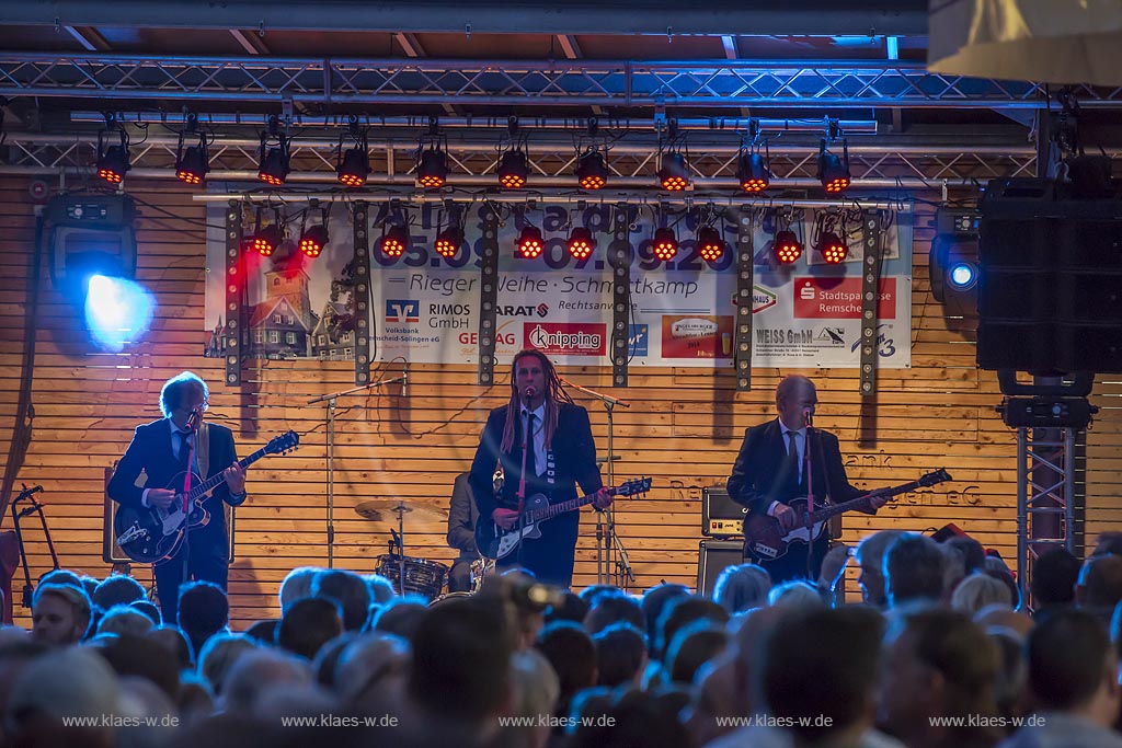Remscheid Lennep, Altstadtfest, Marktbuehne mit "Rubber Soul"; Remscheid Lennep, old town festival, stage at the market with "Rubber Soul".