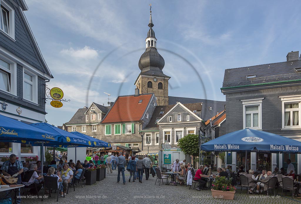 Remscheid Lennep, Altstadtfest, Blick in die "Wetterauer Strasse" mit evangelischer Stadtkirche; Remscheid Lennep, old town festival, view through the street with Evangelic city church.