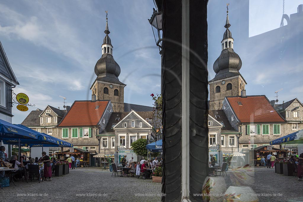 Remscheid Lennep, Altstadtfest, Blick in die "Wetterauer Strasse" mit evangelischer Stadtkirche; Remscheid Lennep, old town festival, view through the street with Evangelic city church.