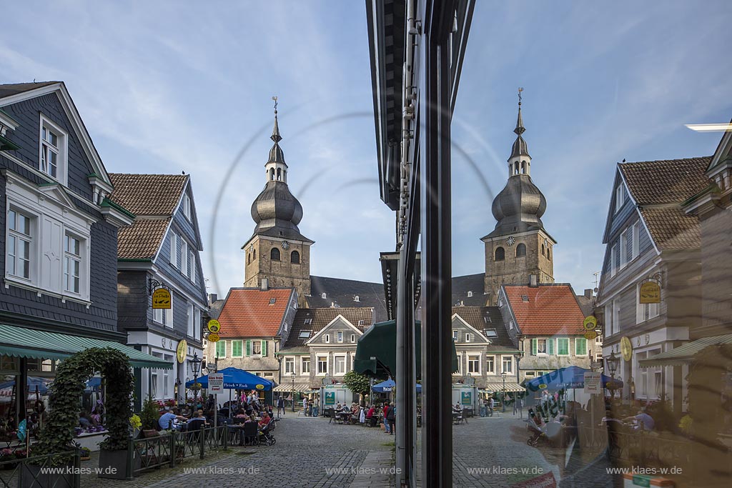 Remscheid Lennep, Altstadtfest, Blick in die "Wetterauer Strasse" mit evangelischer Stadtkirche; Remscheid Lennep, old town festival, view through the street with Evangelic city church.