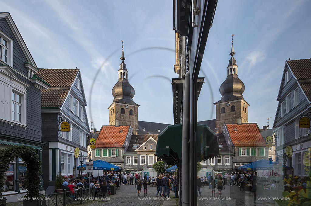 Remscheid Lennep, Altstadtfest, Blick in die "Wetterauer Strasse" mit evangelischer Stadtkirche; Remscheid Lennep, old town festival, view through the street with Evangelic city church.