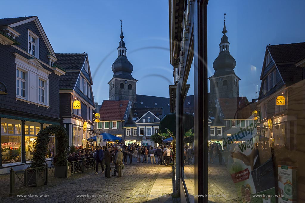 Remscheid Lennep, Altstadtfest, Blick in die "Wetterauer Strasse" mit evangelischer Stadtkirche, illuminiert zur blauen Stunde; Remscheid Lennep, old town festival, view through the street with Evangelic city church, illuminated while blue hour.