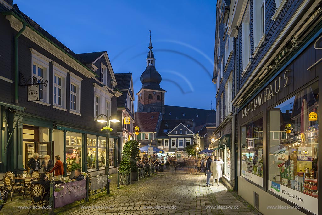 Remscheid Lennep, Altstadtfest, Blick in die "Wetterauer Strasse" mit evangelischer Stadtkirche, illuminiert zur blauen Stunde; Remscheid Lennep, old town festival, view through the street with Evangelic city church, illuminated while blue hour.