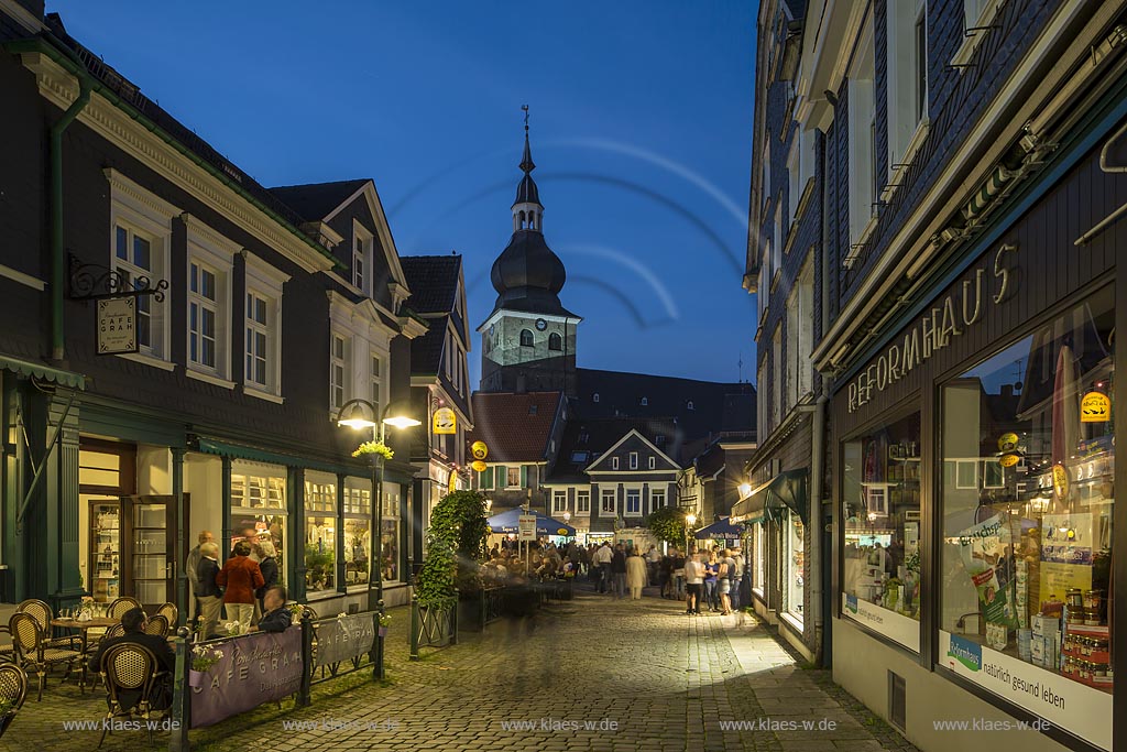 Remscheid Lennep, Altstadtfest, Blick in die "Wetterauer Strasse" mit evangelischer Stadtkirche, illuminiert zur blauen Stunde; Remscheid Lennep, old town festival, view through the street with Evangelic city church, illuminated while blue hour.