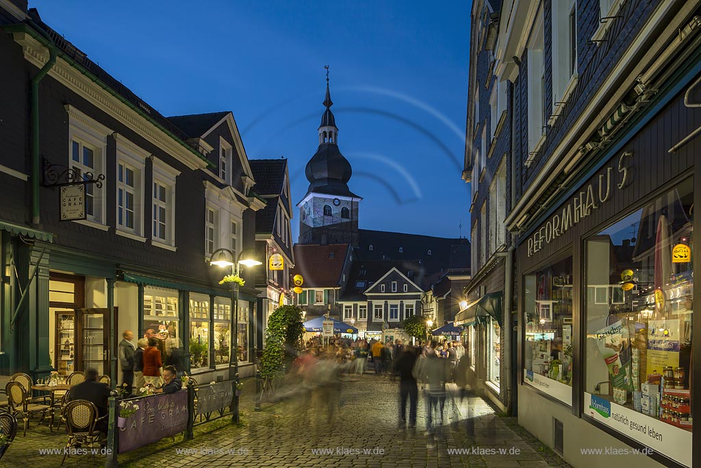 Remscheid Lennep, Altstadtfest, Blick in die "Wetterauer Strasse" mit evangelischer Stadtkirche, illuminiert zur blauen Stunde; Remscheid Lennep, old town festival, view through the street with Evangelic city church, illuminated while blue hour.