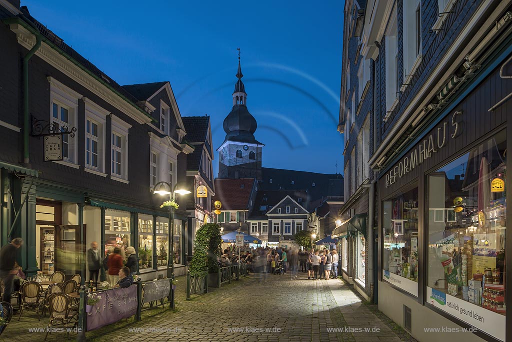 Remscheid Lennep, Altstadtfest, Blick in die "Wetterauer Strasse" mit evangelischer Stadtkirche, illuminiert zur blauen Stunde; Remscheid Lennep, old town festival, view through the street with Evangelic city church, illuminated while blue hour.