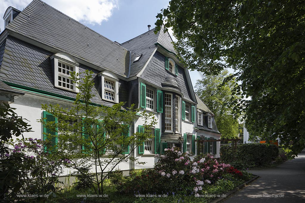 Remscheid lennep, Augusta-Hardt-Heim, Baujahr: 1911, Gebaeude mit hohem verschiefertem Mansarddach mit traditionell regionalen Stilelementen, kleinteilige Sprossenfenster, gruene Schlaglaeden, profilierte Ortgang- und Walmprofile, typisch bergisch, weiss, gruen, schwarz; Remscheid-Lennep, Augusta-Hardt-Heim