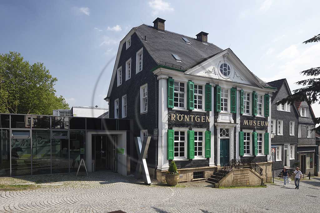 Remscheid Lennep, Deutsches Roentgenmuseum, Aussenansicht des Haupthaus des heutigen Roentgenmuseums ein Patrizierhaus von 1803 verschiefert und  mit gruenen Schlaglaeden, Portal und naturstein Treppenaufgang; Remscheid Lennep German Roentgen Museum exterior view to the patrician hous from 1803