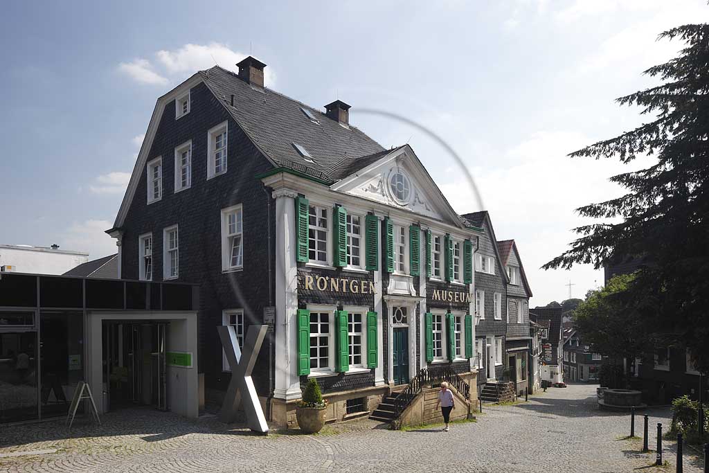 Remscheid Lennep, Deutsches Roentgenmuseum, Aussenansicht des Haupthaus des heutigen Roentgenmuseums ein Patrizierhaus von 1803 verschiefert und  mit gruenen Schlaglaeden, Portal und naturstein Treppenaufgang; Remscheid Lennep German Roentgen Museum exterior view to the patrician hous from 1803