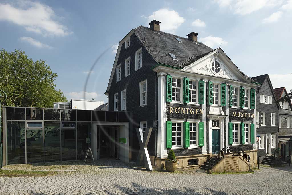 Remscheid Lennep, Deutsches Roentgenmuseum, Aussenansicht des Haupthaus des heutigen Roentgenmuseums ein Patrizierhaus von 1803 verschiefert und  mit gruenen Schlaglaeden, Portal und naturstein Treppenaufgang; Remscheid Lennep German Roentgen Museum exterior view to the patrician hous from 1803