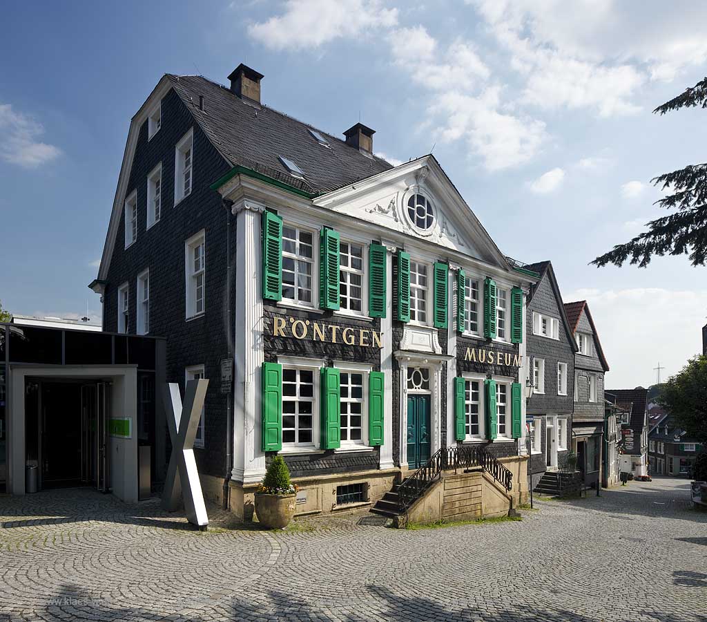 Remscheid Lennep, Deutsches Roentgenmuseum, Aussenansicht des Haupthaus des heutigen Roentgenmuseums ein Patrizierhaus von 1803 verschiefert und  mit gruenen Schlaglaeden, Portal und naturstein Treppenaufgang; Remscheid Lennep German Roentgen Museum exterior view to the patrician hous from 1803