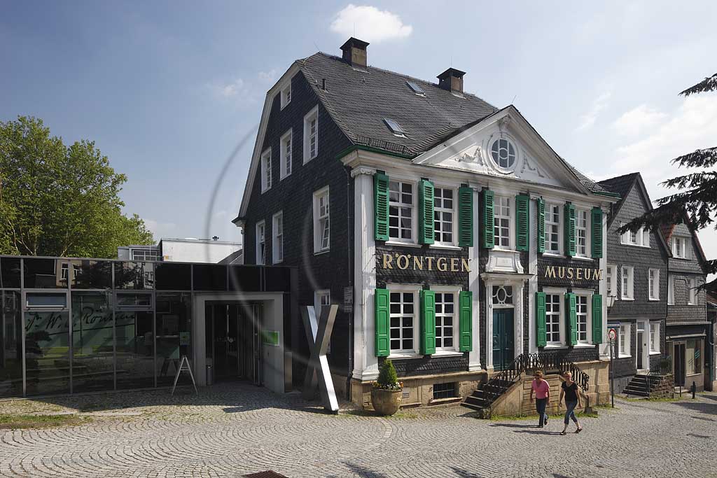 Remscheid Lennep, Deutsches Roentgenmuseum, Aussenansicht des Haupthaus des heutigen Roentgenmuseums ein Patrizierhaus von 1803 verschiefert und  mit gruenen Schlaglaeden, Portal und naturstein Treppenaufgang; Remscheid Lennep German Roentgen Museum exterior view to the patrician hous from 1803
