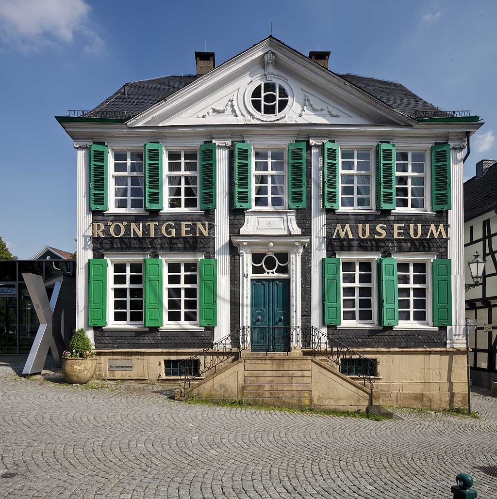 Remscheid Lennep, Deutsches Roentgenmuseum, Aussenansicht des Haupthaus des heutigen Roentgenmuseums ein Patrizierhaus von 1803 verschiefert und  mit gruenen Schlaglaeden, Portal und naturstein Treppenaufgang; Remscheid Lennep German Roentgen Museum exterior view to the patrician hous from 1803