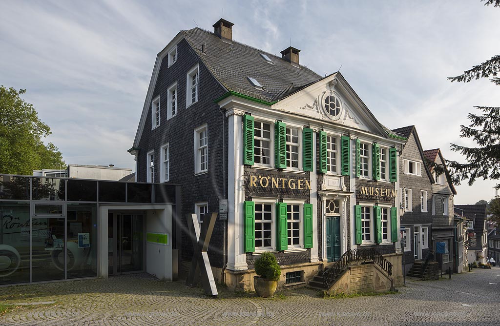 Remscheid Lennep, "Deutsches Roentgen Museum", Baujahr: 1803, ein klassizistisches Schieferhaus mit Krueppelschwalmdach und ornamiertem Dreiecksgiebel, sowie das Oberlicht mit geschnitztem Sturz; Remscheid Lennep, museum "Deutsches Roentgen Museum".