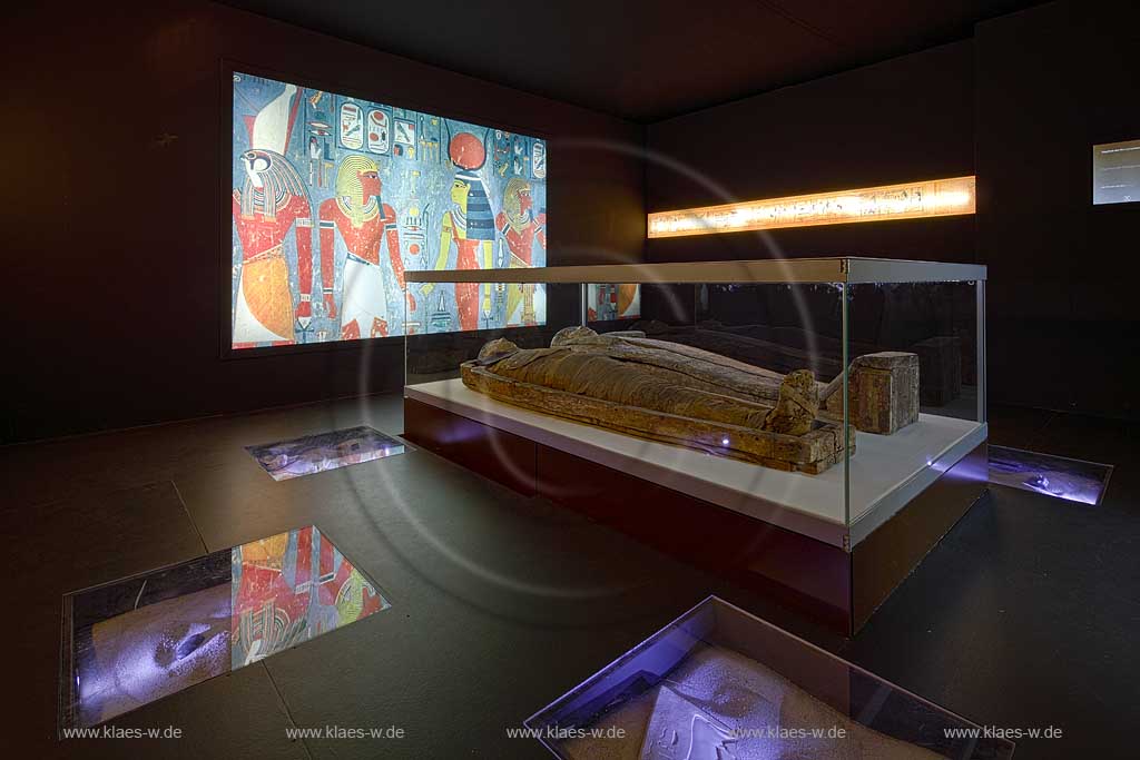 Remscheid Lennep Deutsches Roentgen Museum, Neues Roentgenmuseum, Innenansicht in Dauerausstellung mit einer etwa 2500 Jahe alten aegyptischen Mumie in Glasvitrine, Gemaelde  Illuminationen; Remscheid Lennep German Roentgen Museum inerior view with an around 2500 years old Egyptian mummy, permanent exhibition