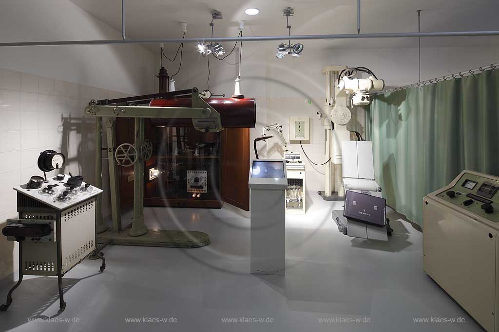 Remscheid Lennep Deutsches Roentgen Museum, Neues Roentgenmuseum, Innenansicht in Dauerausstellung Raum 15 Strahlung bekaempft Tumore: Radiumtherapie eroeffnet neue Bestrahlungsmoeglichkeiten; Remscheid Lennep German Roentgen Museum inerior view permanent exhibition room 15 
