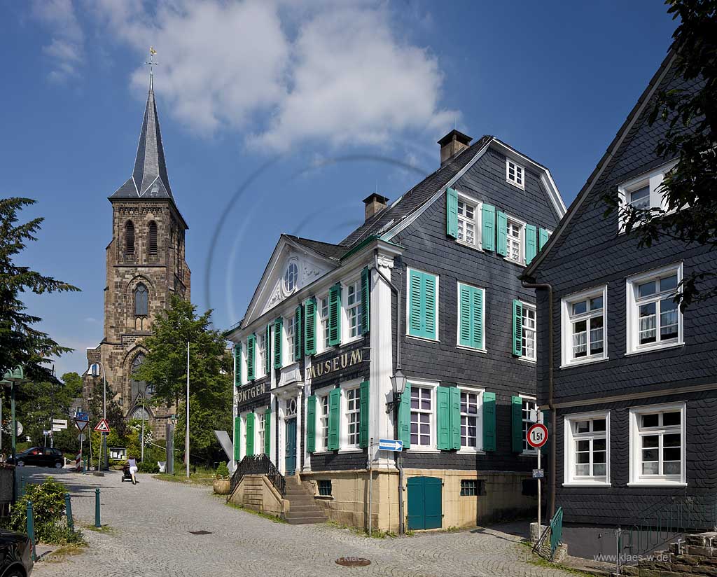 Remscheid Lennep, Deutsches Roentgenmuseum, Aussenansicht des Haupthaus des heutigen Roentgenmuseums ein Patrizierhaus von 1803 verschiefert und  mit gruenen Schlaglaeden, Portal und Naturstein Treppenaufgangund Blick zur katholischen Pfarrkirche Sankt Bonaventura; Remscheid Lennep German Roentgen Museum exterior view to the patrician hous from 1803 and katholic church St. Bonaventura in the background