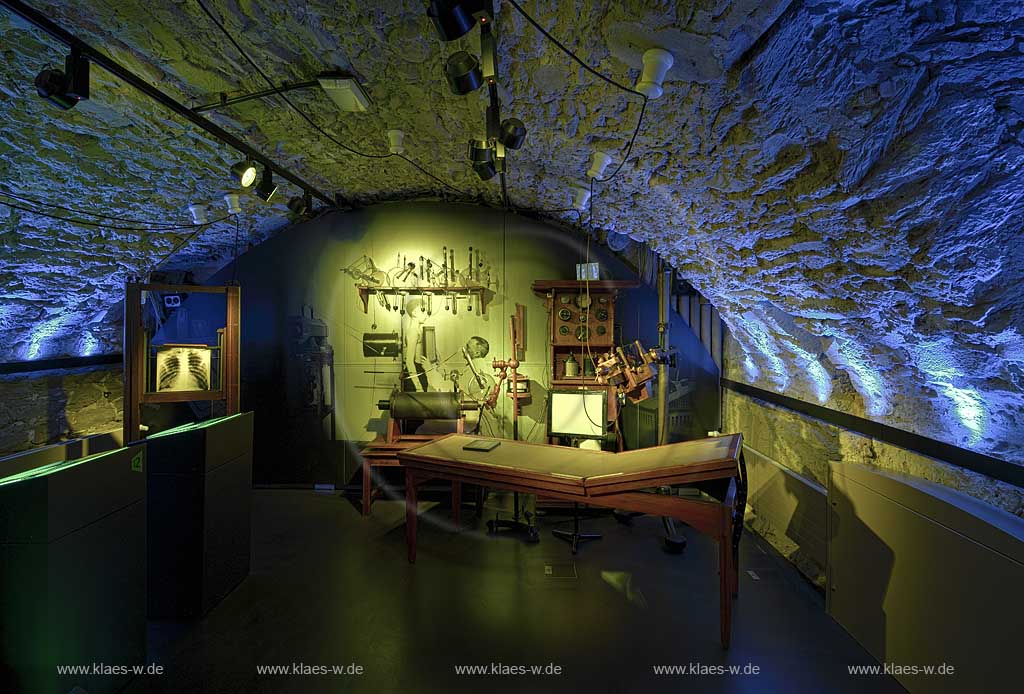 Remscheid Lennep Deutsches Roentgen Museum, Neues Roentgenmuseum, Innenansicht in Dauerausstellung Raum 9 fruehes Roentgenkabinett: Leonie Moser fuehrt in den Klinikalltag zu Beginn des 20. Jahrhunderts ein; Remscheid Lennep German Roentgen Museum inerior view room 9 