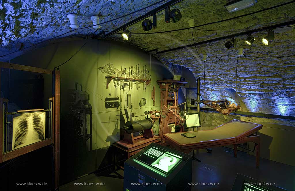 Remscheid Lennep Deutsches Roentgen Museum, Neues Roentgenmuseum, Innenansicht in Dauerausstellung Raum 9 fruehes Roentgenkabinett: Leonie Moser fuehrt in den Klinikalltag zu Beginn des 20. Jahrhunderts ein; Remscheid Lennep German Roentgen Museum inerior view room 9 