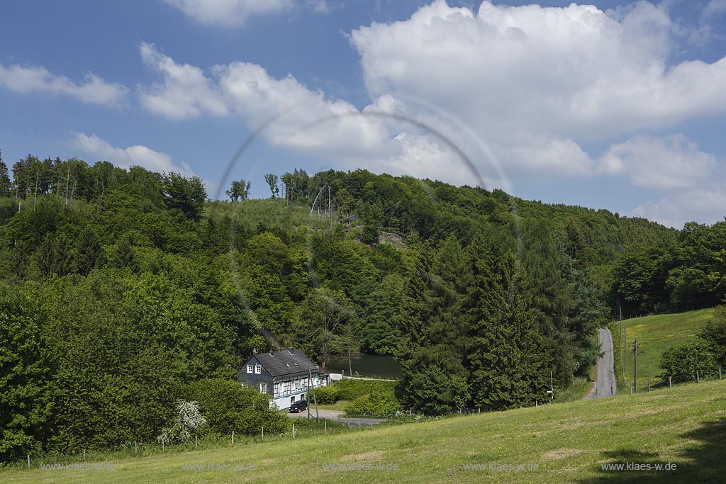 Remscheid Lennep, Diepmannsbachtal, Blick auf Tackermuehle, sie ist ein sehr altes Gebaeude, dass frueher als Ausflugslokal  gefuehrt wurde; Remscheid Lennep, Diepmannsbachtal, view to the mill Tackermuehle.